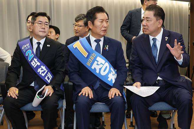 더불어민주당 김병기 당대표 직무대행 겸 원내대표(오른쪽부터)와 정청래, 박찬대 당대표 후보가 20일 오후 서울 여의도 중앙당사에서 열린 '당대표 및 최고위원 선출을 위한 영남권 합동연설회'에서 대화하고 있다. /뉴스1