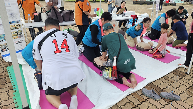 인천시는 최근 SSG 랜더스 홈경기에서 관람객들을 대상으로 심폐소생술 교육을 실시했다. ⓒ인천시 제공