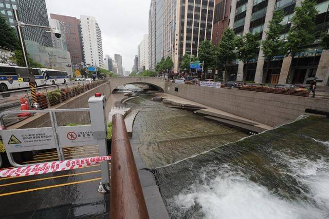 20일 서울 청계천 산책로 출입이 통제되고 있다. ⓒ연합뉴스