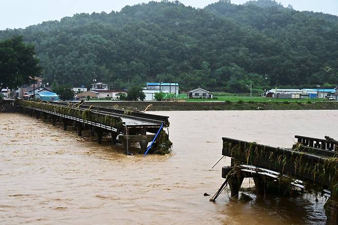 호우경보가 내려진 19일 오후 경남 산청군 문대마을 인근 문대교가 강한 물살에 붕괴돼 있다.2025.07.19. 산청=뉴시스