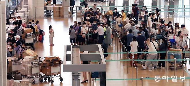 인천공항에 휴가를 떠나는 여행객들이 탑승 수속을 밟고 있다. 동아일보 DB