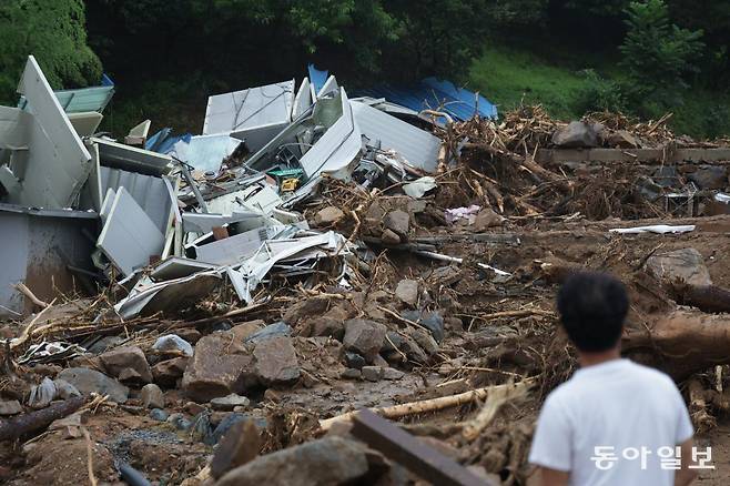 20일 경남 산청군 산청읍 부리마을에서 주민들이 산사태로 쑥대밭이 된 마을을 바라보고 있다. 산청=박형기 기자 oneshot@donga.com
