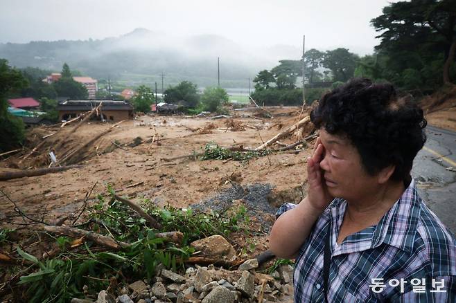 20일 경남 산청군 단성면 내원마을에서 주민 강정하 씨(67)가 전날 발생한 산사태로 쑥대밭이 된 마을을 바라보고 있다. 산청=박형기 기자 oneshot@donga.com