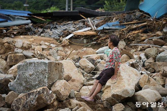 20일 경남 산청군 산청읍 외정마을에서 주민 김곡지 씨(77)가 잔해 사이를 거닐던 중 체념한 듯 돌덩이 위에 앉아 있다. 산청=박형기 기자 oneshot@donga.com