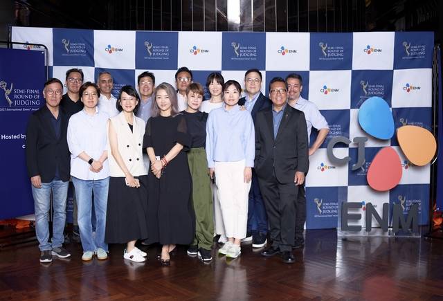 서울 용산의 CJ CGV 용산아이파크몰에서 17일 ‘2025 국제 에미상’ 세미 파이널 심사에 참여한 심사위원들이 기념사진을 찍고 있다. CJ ENM 제공