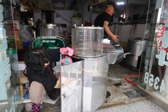 지난 18일 집중호우로 침수된 충남 당진시 읍내동 당진전통시장에서 상인들이 복구작업을 하고 있다. [연합뉴스]