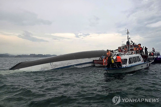 19일 베트남 북동부 꽝닌성 하롱베이에서 유람선이 뒤집혀 구조 대원들이 수색 작업을 벌이고 있다. 연합뉴스