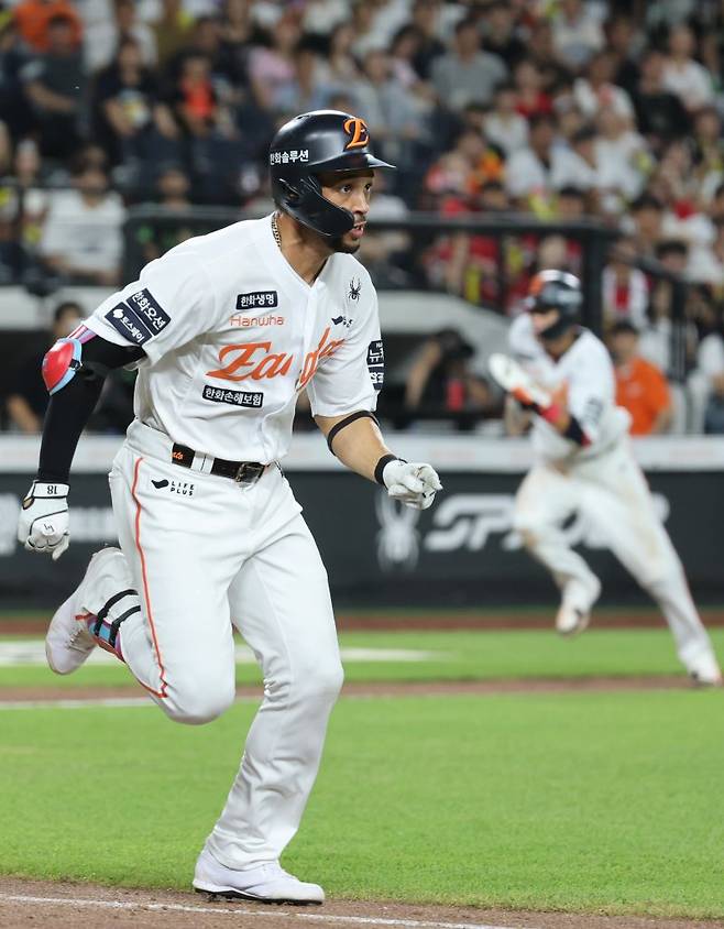 대전 한화생명 볼파크에서 열린 프로야구 '2025 신한 SOL뱅크 KBO 리그' 기아 타이거즈와 한화 이글스 경기에서 8회말 1사 1, 3루 상황 한화 리베라토가 1타점 희생플라이를 치고 1루를 향하고 있다.뉴스1