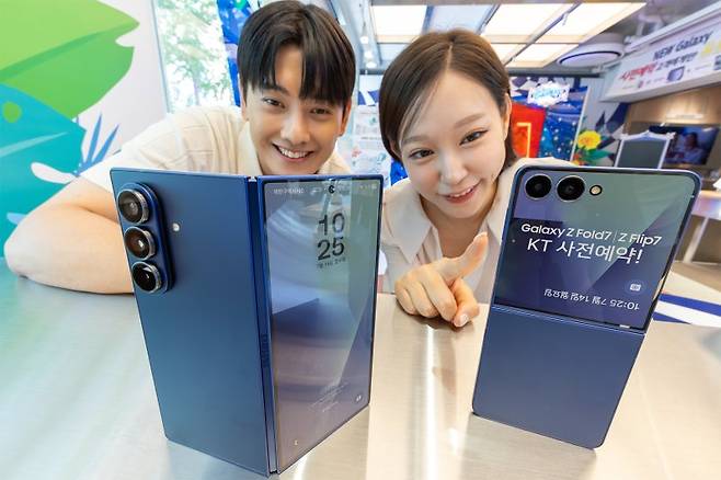 KT 모델들이 KT 매장에서 '갤럭시 Z 폴드7·Z 플립7' 사전 예약을 소개하고 있다. KT 제공