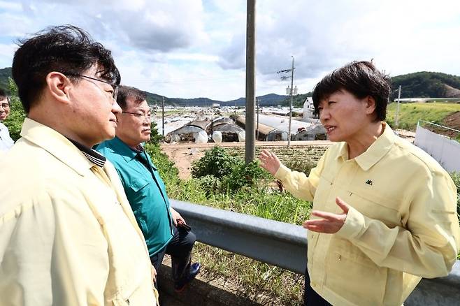 송미령 농림축산식품부 장관(오른쪽)이 20일 폭우 피해를 입은 경남 산청군 딸기 재배 농가를 방문해 응급 복구 상황을 살피고 있다. 농식품부 제공