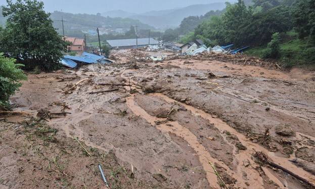 19일 오전 경남 산청군 산청읍 부리마을 뒷산에서 산사태가 발생해 마을을 덮치면서, 주민 3명이 실종됐다. 경남소방본부 제공