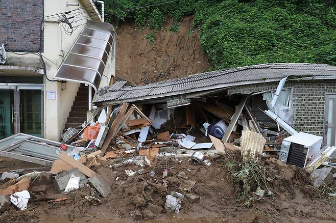 20일 오후 경기도 가평군 조종면에서 새벽 시간에 쏟아진 폭우로 산사태가 발생해 주택이 파손되어 있다. 연합뉴스