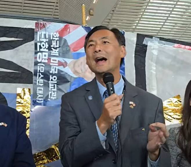 모스 탄 미국 리버티대 교수가 19일 인천국제공항에서 미국으로 떠나기 전 지지자들에게 발언하고 있다. 애국짱TV 유튜브 갈무리