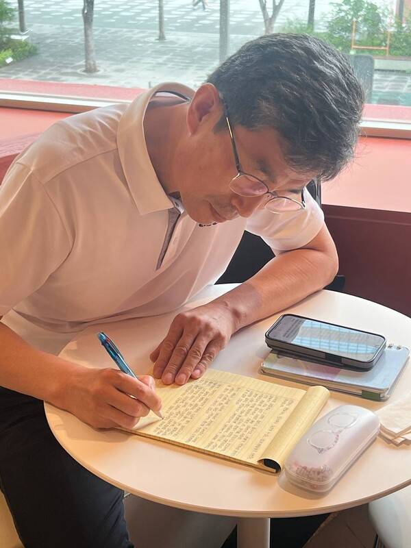 이재명 대통령에게 보내는 편지를 쓰고 있는 김정욱 실장. 시민단체 ‘손잡고’ 제공