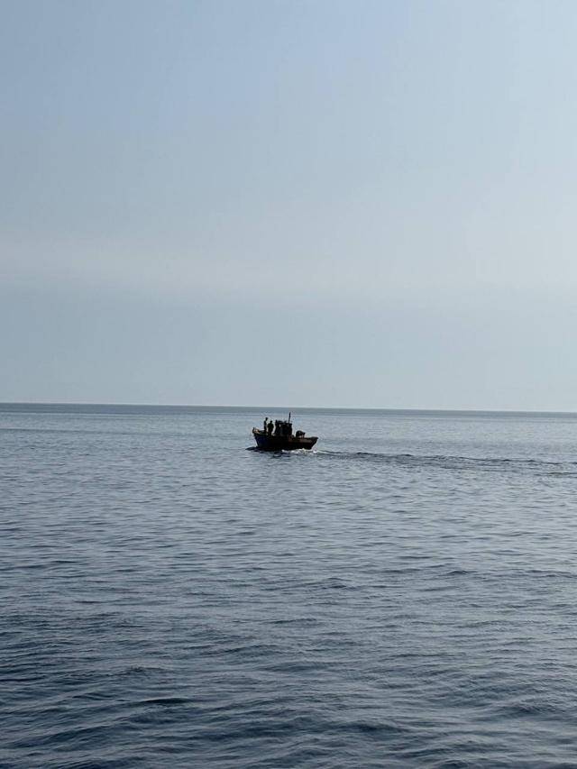 정부가 지난 3월 서해, 지난 5월 동서해상에서 구조된 북한 주민 6명을 9일 동해상으로 함께 송환하고 있다. 통일부 제공