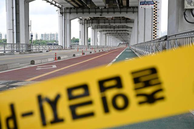 서울 잠수교 차량·보행자 통행이 전면 차단된 지난해 7월 24일 교량 입구에 출입금지선이 설치돼 있다. 정다빈 기자