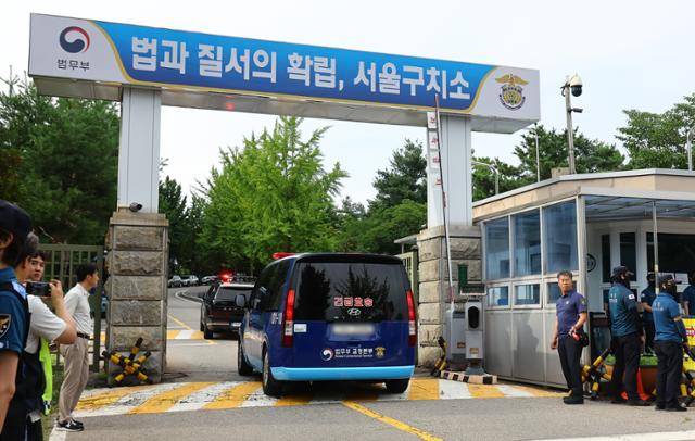 18일 구속적부심을 마친 윤석열 전 대통령이 탑승한 것으로 추정되는 호송 차량이 경기 의왕시 서울구치소로 들어서고 있다. 의왕=뉴시스