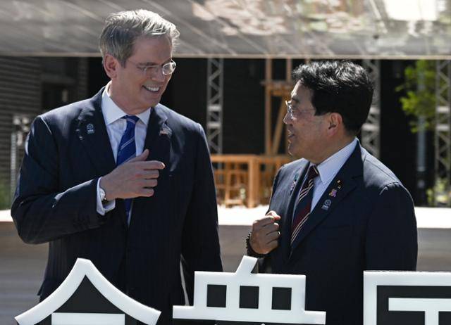 스콧 베선트(왼쪽) 미국 재무장관이 19일 일본 오사카부 오사카시에서 열린 오사카·간사이 만국박람회(엑스포) 미국의 날 기념식이 끝난 뒤 아카자와 료세이 일본 경제재생담당장관과 대화하고 있다. 오사카=EPA 연합뉴스