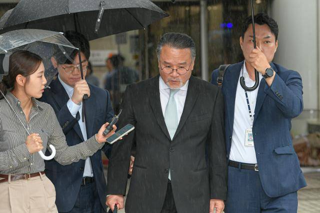 자본시장과 금융투자업에 관한 법률 위반 혐의를 받는 이일준 삼부토건 회장이 17일 서울 서초구 서울중앙지법에서 열린 구속 전 피의자심문을 받은 뒤 나와 차량으로 향하며 취재진의 질문을 받고 있다. 남동균 인턴기자