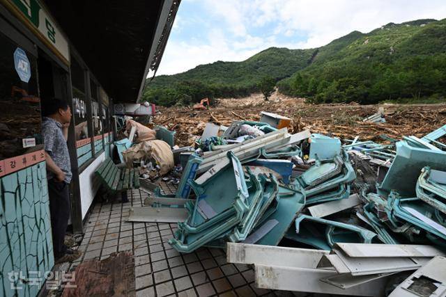 20일 경남 산청군 산청대교 일대에 전날 발생한 호우·산사태로 토사가 쏟아져 피해를 입은 휴게소 업주가 집기를 바라보고 있다. 산청=박시몬 기자