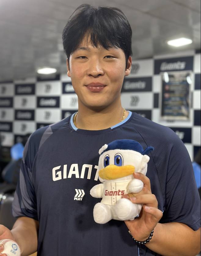 롯데 이민석이 지난 3일 사직 LG전 역투 후 구단 마스코트 인형을 들고 웃고 있다. 부산=이형석 기자&nbsp;