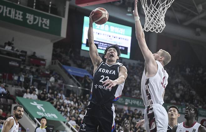 20일 안양정관장아레나에서 열린 2025 남자농구 국가대표 평가전 한국과 카타르의 경기. 대표팀 여준석이 레이업을 시도하고 있다. 사진=대한민국농구협회