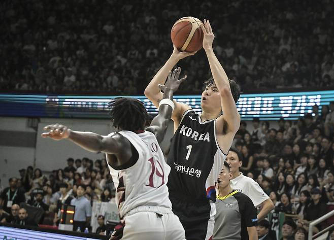 대표팀 이현중이 20일 안양정관장아레나에서 열린 카타르와의 2025 남자농구 국가대표 평가전서 3점슛을 터뜨리고 있다. 사진=대한민국농구협회