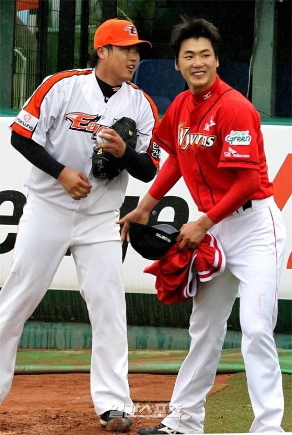 과거 한화와 SK에서 뛰던 류현진과 김광현의 모습. IS 포토