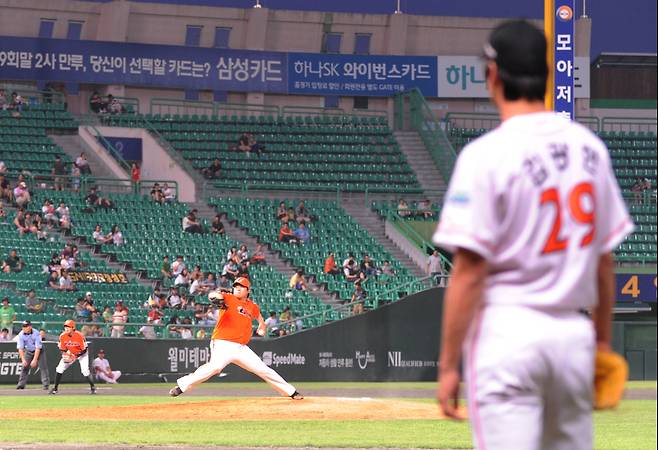 7월 14일 오후 인천 문학구장에서 열린 2010프로야구 SK와이번스와 한화이글스의 경기에서 전날 선발로 등판했던 김광현이 류현진의 투구를 지켜보고 있다. IS 포토