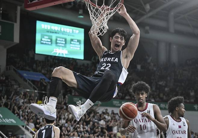 대표팀 여준석이 20일 안양정관장아레나에서 열린 카타르와의 2025 남자농구 국가대표 평가전 중 양손 덩크를 터뜨리고 있다. 사진=대한민국농구협회