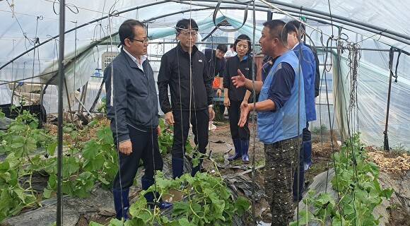 이광일 전남농협본부장(왼쪽)이 농업분야 피해가 발생한 담양, 장성, 곡성, 나주 등 피해현장을 찾아 피해상황을 듣고있다. [사진=농협중앙회 전남본부]
