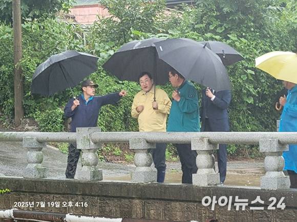 주낙영 경주시장이 19일 오후 4시 16분 외동읍 석계2리 일대 석계천 제방과 도로 유실 현장을 찾아 관계자들과 복구 상황을 점검하고 있다. [사진=경주시청]