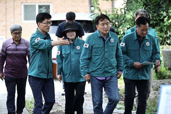 김영환 지사(왼쪽 네 번째)가 20일  청주시 흥덕구 오송읍 상봉리 일대 산사태 취약 지역을 찾아 현장 점검을 하고 있다. [사진=충북도]