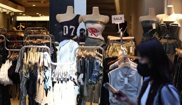 정부가 민생회복 소비쿠폰을 지급할 예정인 가운데, 소비 심리가 살아날지 주목된다. 사진은 서울 명동거리 옷 가게의 모습.[사진=연합뉴스]