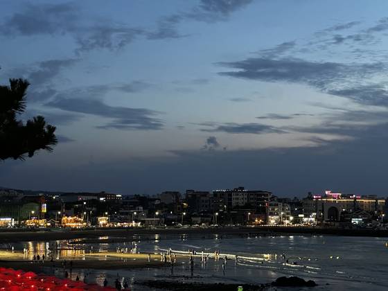 노을이 진 제주 이호해수욕장. 최충일 기자