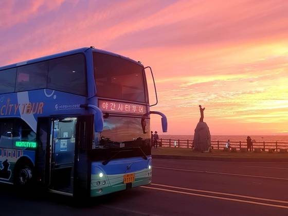 제주 시티투어버스가 해질녘 제주 해안도로를 달리고 있다. 사진 제주도관광협회