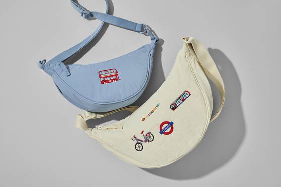 자수 서비스를 적용한 라운드 미니백. 사진 유니클로