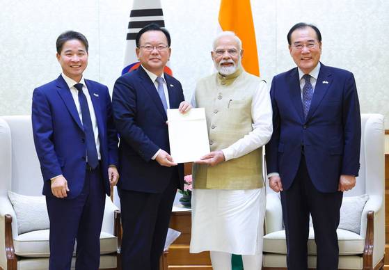 김부겸 전 국무총리를 단장으로 하는 대통령 인도 특사단이 17일(현지시간) 인도 뉴델리에서 나렌드라 모디 인도 총리를 만나 이재명 대통령의 친서를 전달하고 있다. 외교부