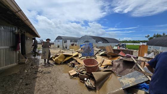 20일 오전 충남 예산군 삽교읍 하포리에서 육군 32사단 장병들이 집안에서 침수됐던 가재도구를 마당으로 옮기고 있다. 신진호 기자