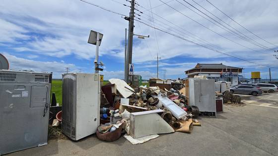 20일 오후 충남 예산군 덕산면 구만리의 마을회관 앞에 침수됐던 가전제품이 산더미처럼 쌓여 있다. 신진호 기자