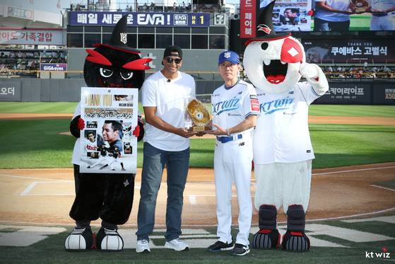 KT 윌리엄 쿠에바스(왼쪽)가 20일 수원 한화전을 앞두고 마련된 자신의 송별식에서 이강철 감독과 기념사진을 찍고 있다. 사진 KT 위즈