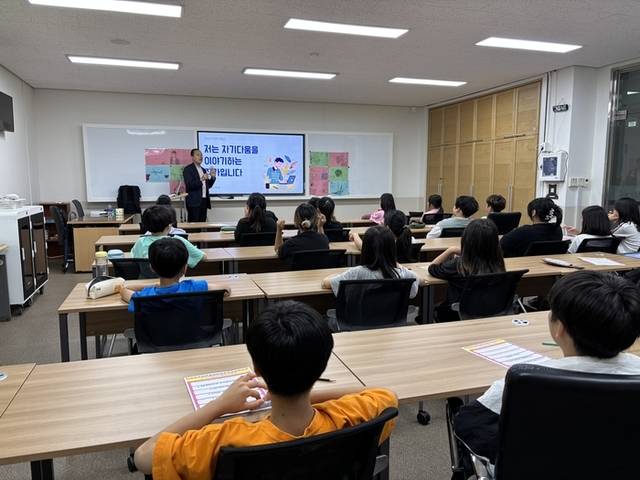 ▲ 강원도청소년수련원(원장 차현숙)가 최근 수련원에서 이태화 작가를 초청, 특별강연을 열었다.