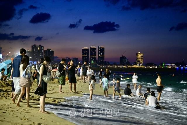 ▲ 야간 개장을 한 속초해수욕장을 찾은 피서객들이 즐거운 시간을 보내고 있다.