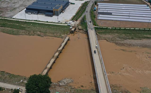 ▲ 20일 경남 산청군 신안면 옛 문대교가 전날 내린 집중 호우로 파손돼 있다. 연합뉴스