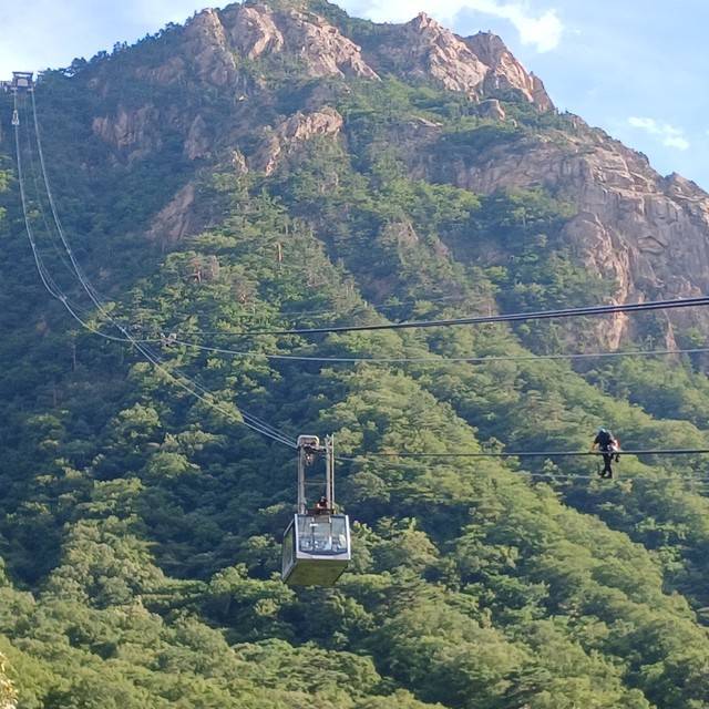 ▲ 20일 오후 3시 50분쯤 멈춰 고립된 설악산 권금성 케이블카를 고치러 직원이 이동하고 있다./독자제공