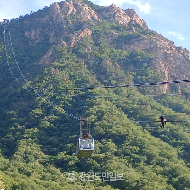 ▲ 20일 오후 3시 56분쯤 설악산 케이블카가 운행 중 멈추는 사고가 나자 업체 직원이 수리를 위해 이동하고 있다.