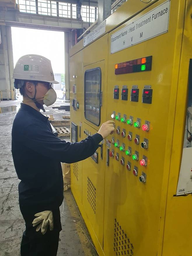 후이닷 사원이 열처리 장비를 조작하고 있다. 서산=윤현주 기자