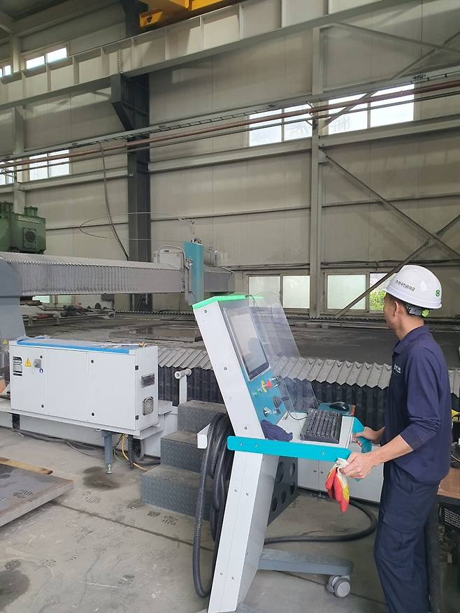 퐁 사원이 수압 장비를 이용해 소재 절단을 하고 있다. 서산=윤현주 기자