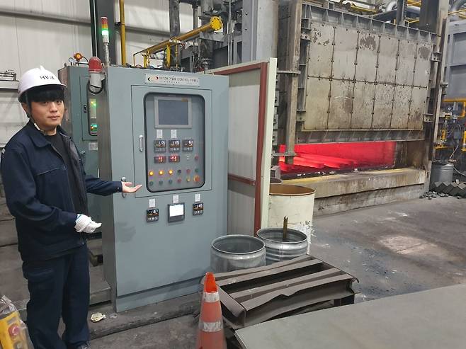 이호식 연구원이 열처리 장비 기능에 대해 설명하고 있다. 서산=윤현주 기자