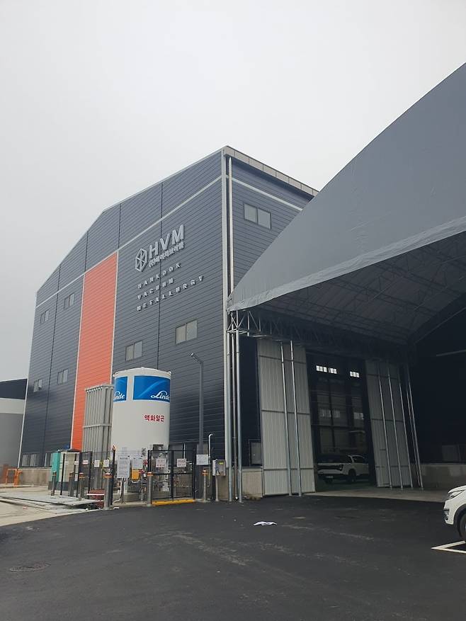 약 300억원이 투입된 에이치브에임 2공장 외부. 서산=윤현주 기자